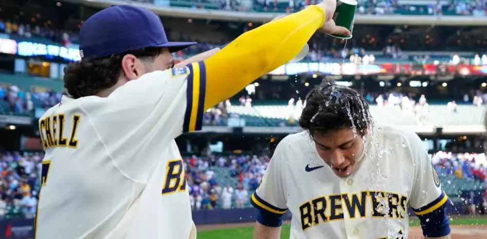 Cerveceros, sin hit en 7 innings, remontan en el octavo y vencen a los Cardenales