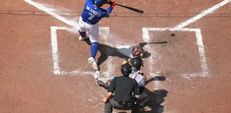 Okamoto conecta el jonrón del desempate y Azulejos vencen 2-1 a los Marlins