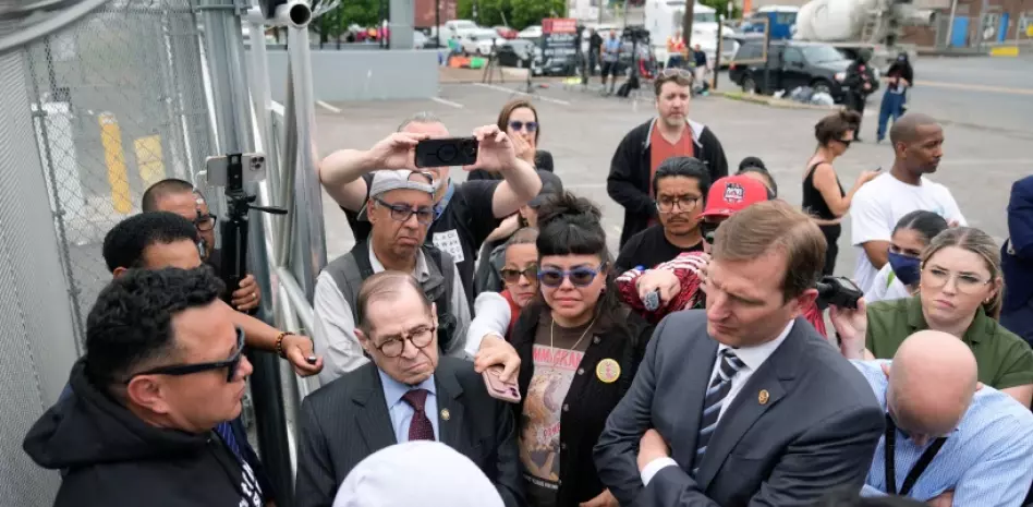 Congresistas visitan centro de detención