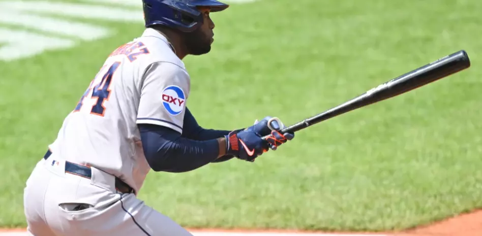 Álvarez repite la dosis de dos jonrones y Astros vencen a los Rangers