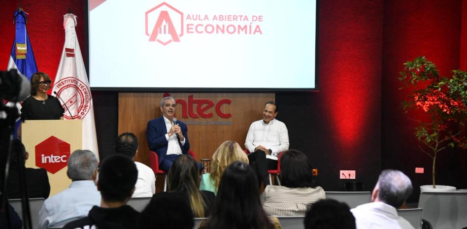 Consejo de Abinader a estudiante con aspiraciones políticas: “Desarróllate en el sector privado”