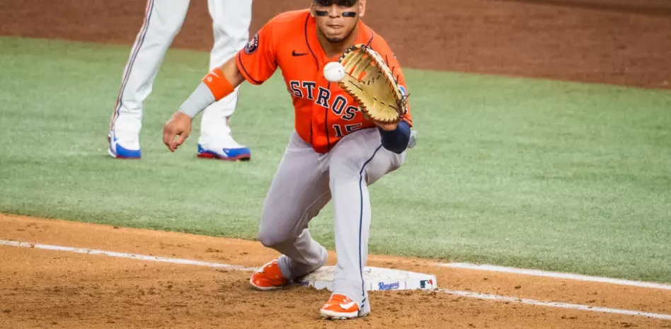 Peña y Paredes dan vuelacercas tempranos y los Astros vencen 5-1 a los Rangers