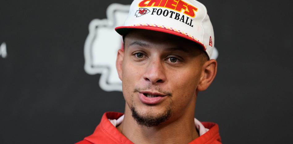 Patrick Mahomes da un gran paso con su rodilla reparada y se une a Chiefs en prácticas voluntarias