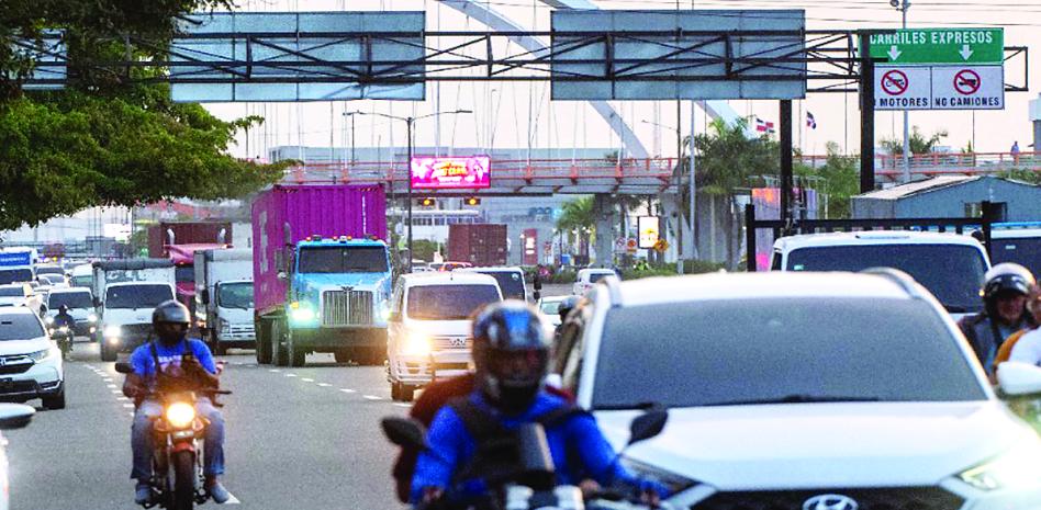 Industriales piden analizar el impacto para empresas que vehículos de carga circulen de noche