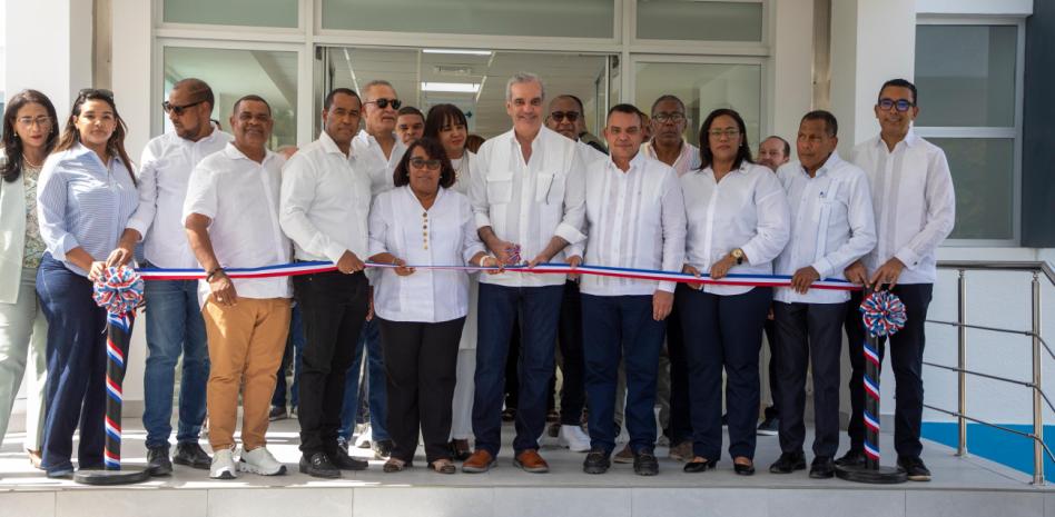 Abinader inaugura y supervisa obras en Barahona