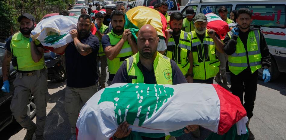 Tropas israelíes avanzan más en Líbano mientras los dos países dialogan en EEUU