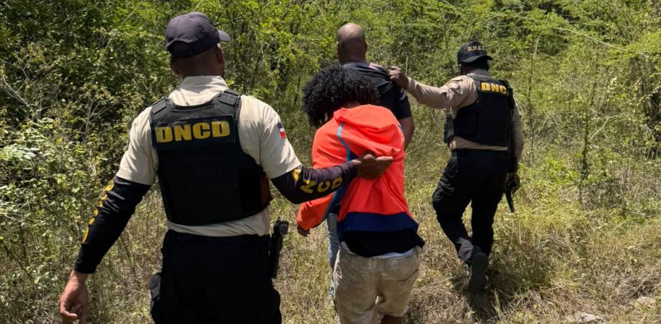Arrestan a dos personas en Boca Chica vinculadas a estructura de microtráfico