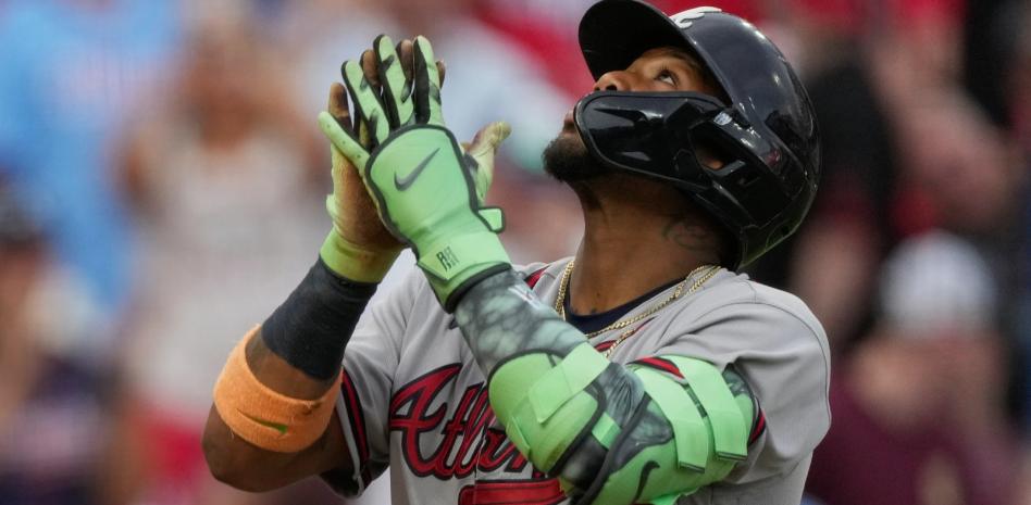 Acuña impulsa a los Bravos a la victoria sobre los Rojos