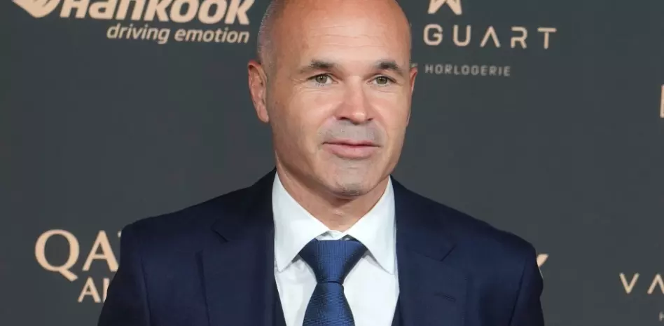 Iniesta, para su debut como técnico, ficha con Gulf United de 2da. división de los Emiratos