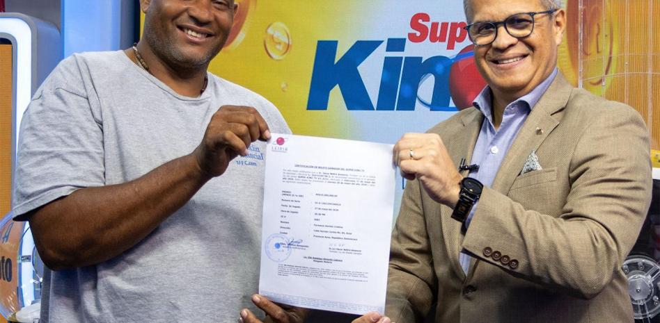 LEIDSA entrega certificado a camionero ganador de 25 millones con el Súper Kino Tv
