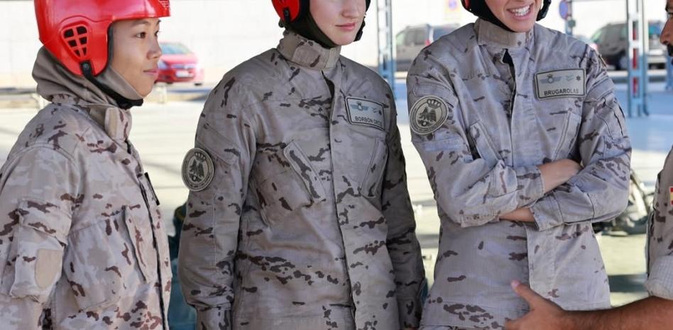 Princesa Leonor concluye curso básico de paracaidismo de Escuela Militar