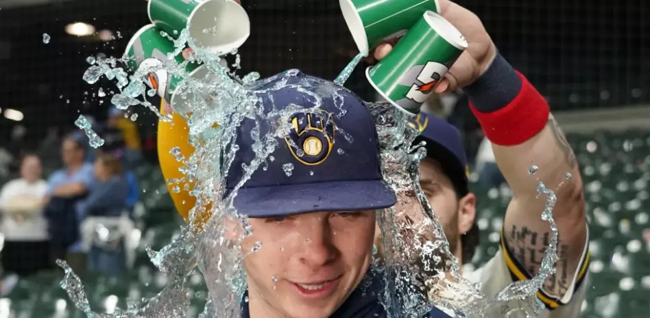 Harrison poncha a 12, Bauers jonronea y Cerveceros vencen 8-3 a los Gigantes