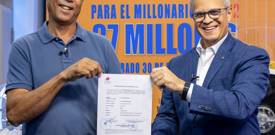 LEIDSA entrega certificado a sicólogo ganador de 37 millones en el Loto