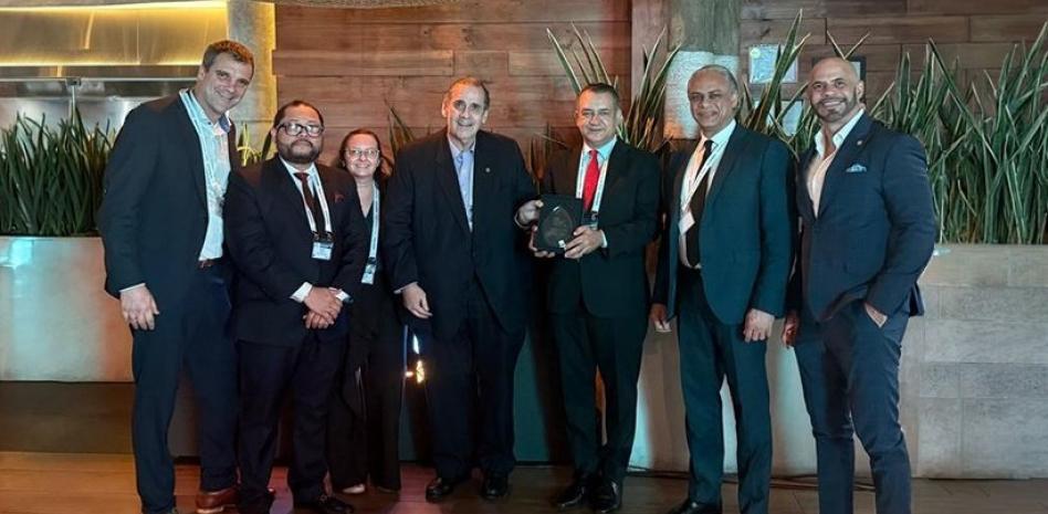 La JCE recibe premios al mejor documento por la nueva cédula