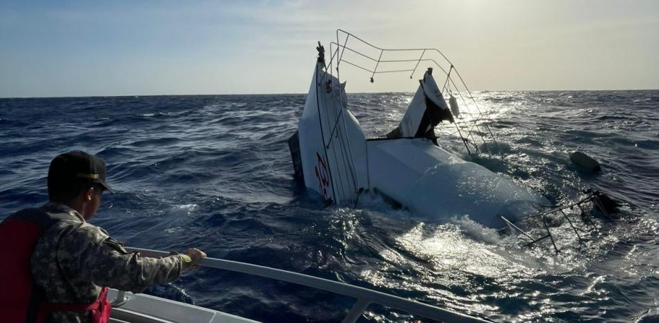 Armada Dominicana rescata a dos personas tras naufragio de una embarcación cercana a Puerto Plata