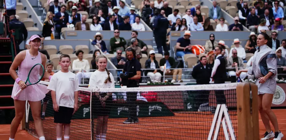 Sin apretón de manos y sin foto, la rusa Andreeva vence a Kostyuk, de Ucrania, en Francia