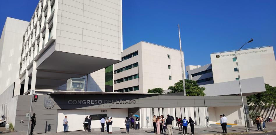 Dejan cuatro cuerpos decapitados frente al Congreso del estado mexicano de Guerrero
