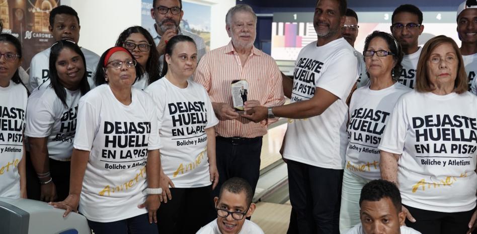 Atletas especiales reconocen a Rolando Sebelén