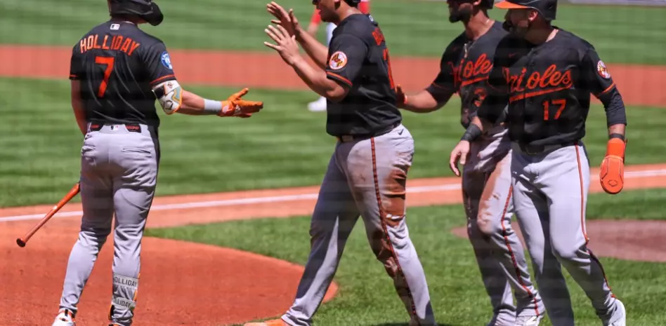 Orioles derrotan a los Medias Rojas 8-2 luego de anotar seis en la primera entrada