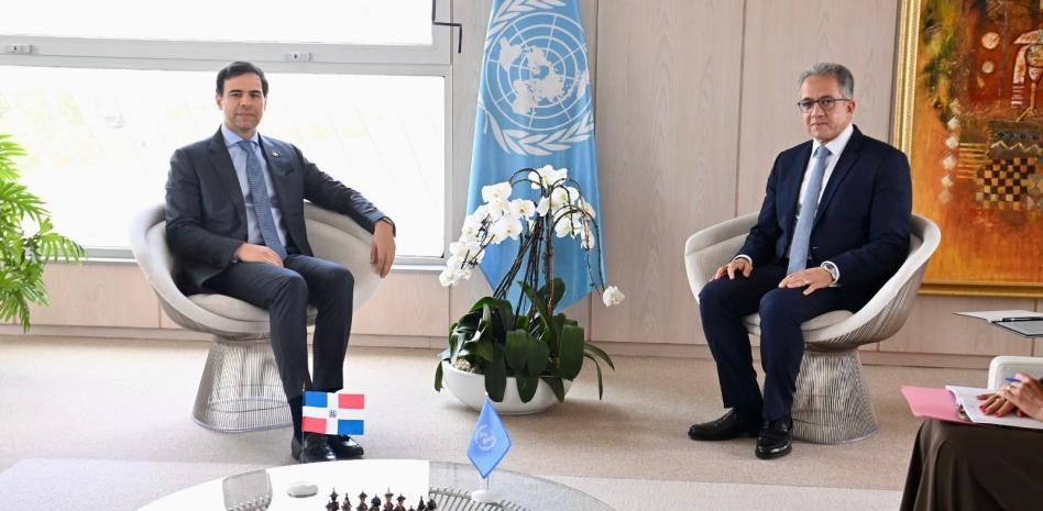 Roberto Ángel Salcedo sostiene importante reunión con el director general de la Unesco