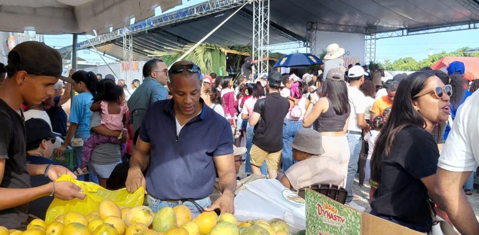 Feria del Mango en Baní rompe récord de asistencia en su segundo día