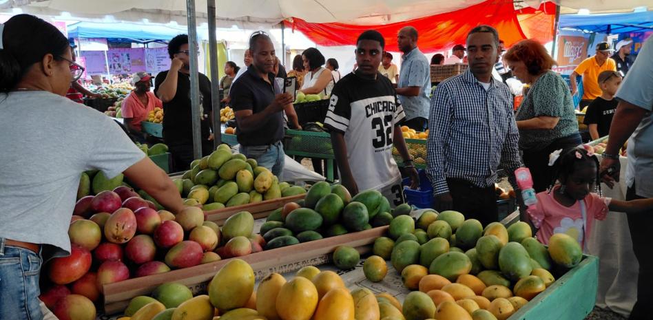 Ministro destaca organización de Feria del Mango