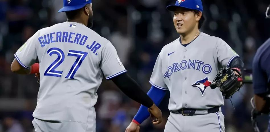 Azulejos vencen a los Bravos, Chad Dallas se combina con cinco lanzadores en su debut