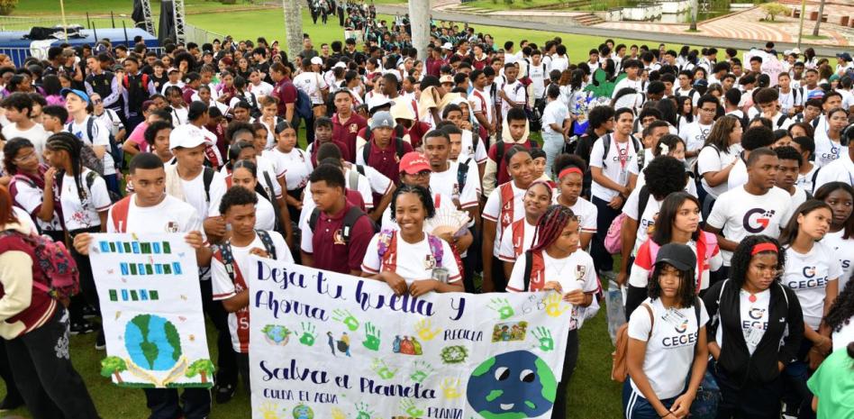 Jardín Botánico: Más de 1,000 estudiantes camina por un ambiente sano