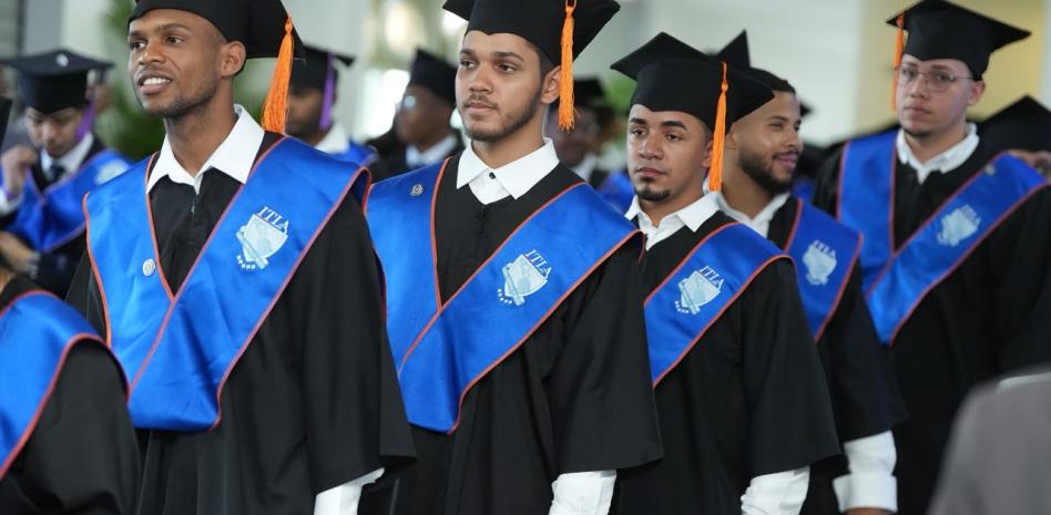 ITLA suma al mercado laboral 642 nuevos profesionales en su vigésima graduación