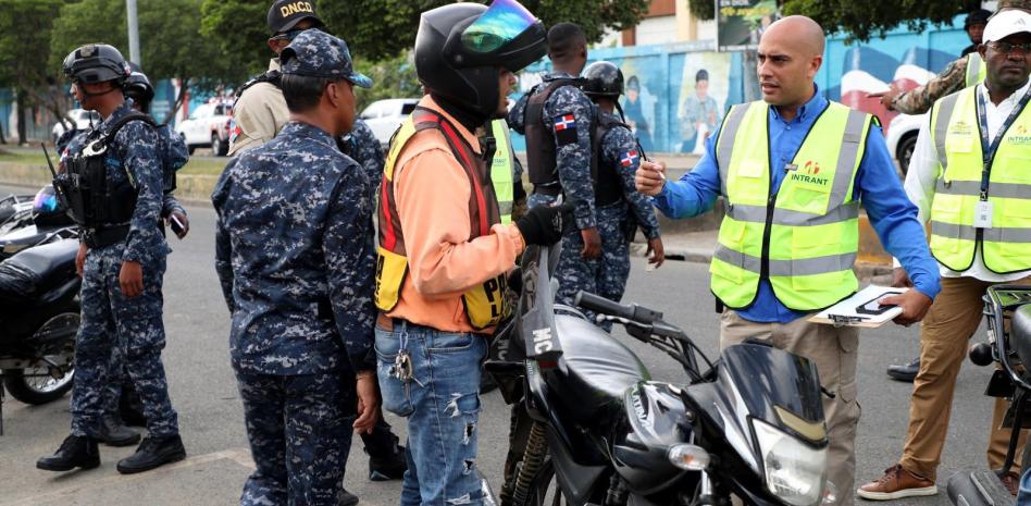 14 haitianos detenidos durante operativo en DN contra paradas ilegales de motocicletas