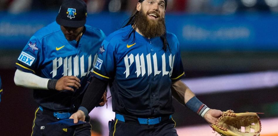 Marsh y Schwarber intercambian roles para liderar la victoria de los Filis