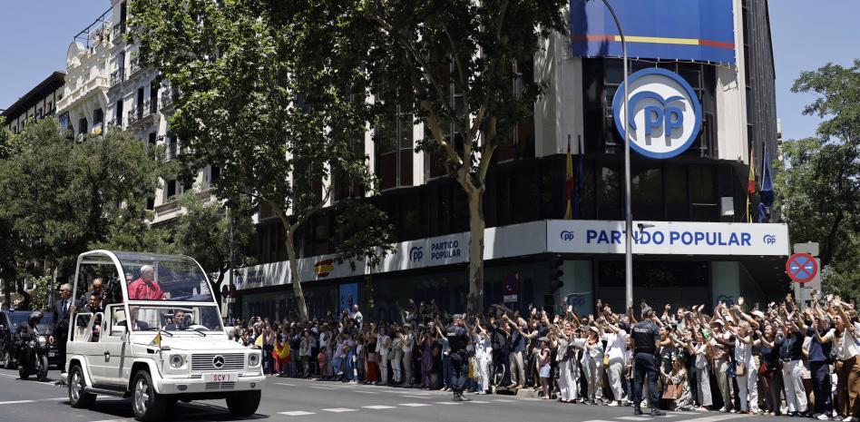 Así reciben al papa en las calles de Madrid en su primer día en España