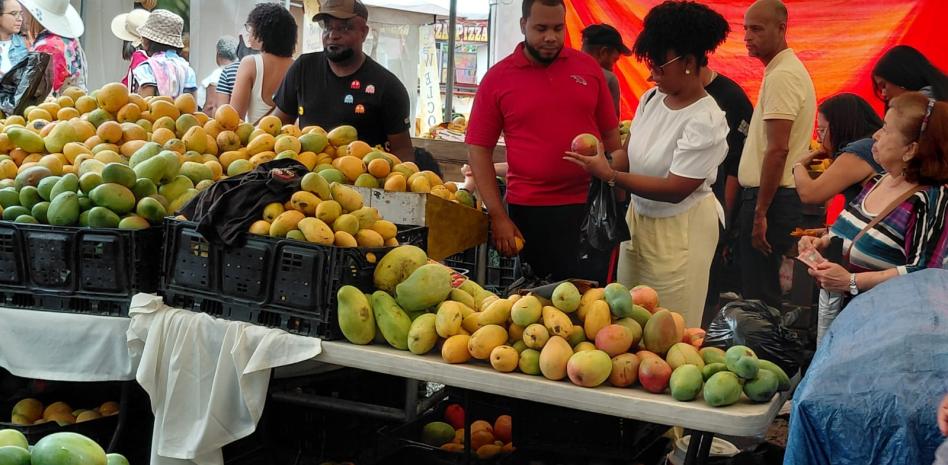 Pese a las lluvias, la feria del Mango recibe a cientos de visitantes este sábado