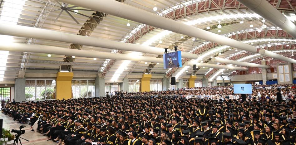 Rector PUCMM advierte sobre desafíos éticos de la IA, al encabezar graduación de 1,149 profesionales