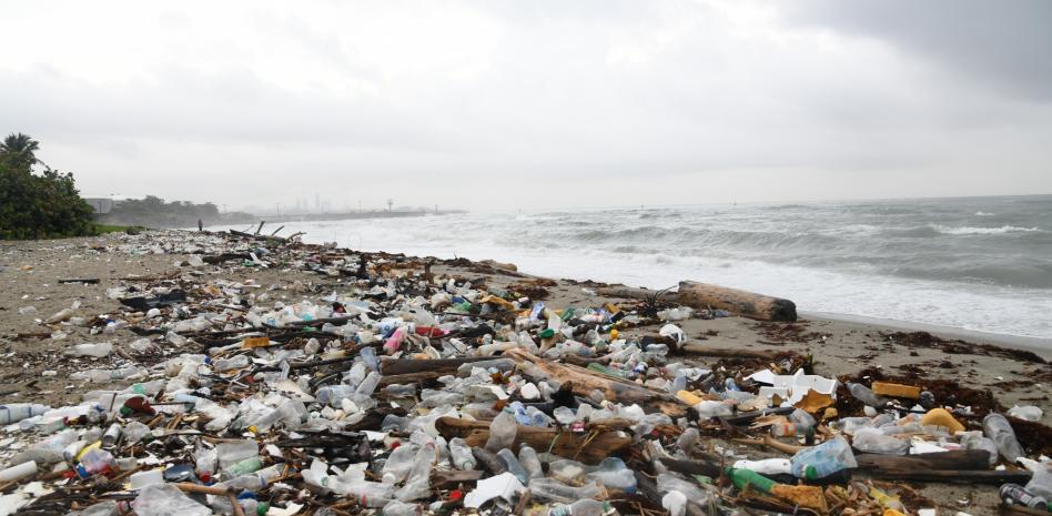 Plásticos afixian la playa Los Gringos en Haina