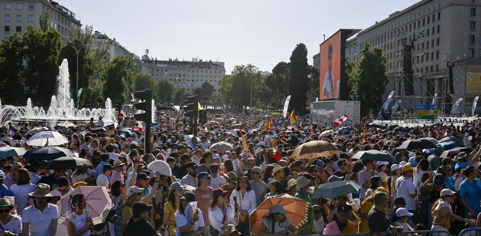 Medio millón de personas acompañan al papa en España entre gritos de júbilo y fuegos artificiales
