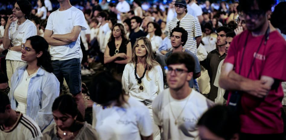"Aquí está la juventud del papa": Los jóvenes católicos en la vigilia del papa León en Madrid