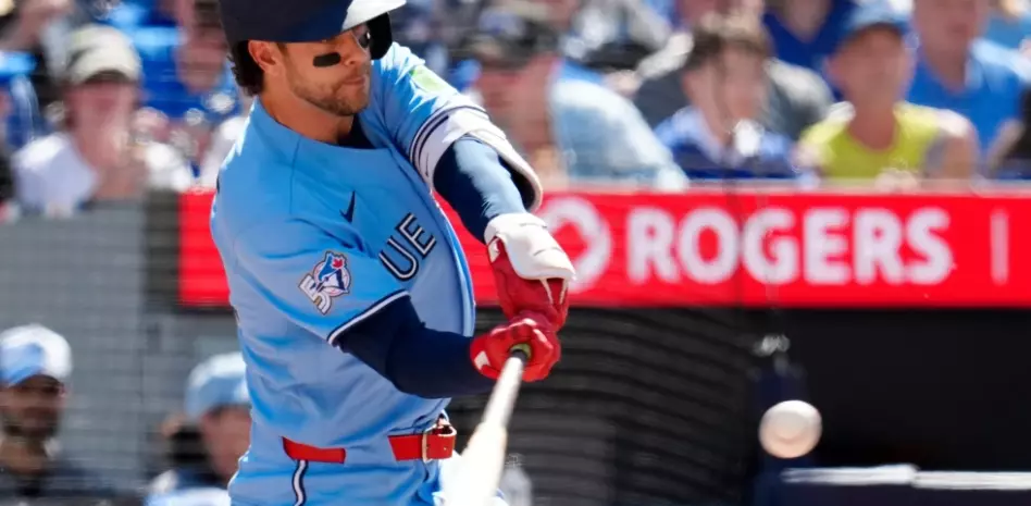 Clement da cuadrangular de tres y Azulejos vencen a Orioles pese a 3 HR de Baltimore