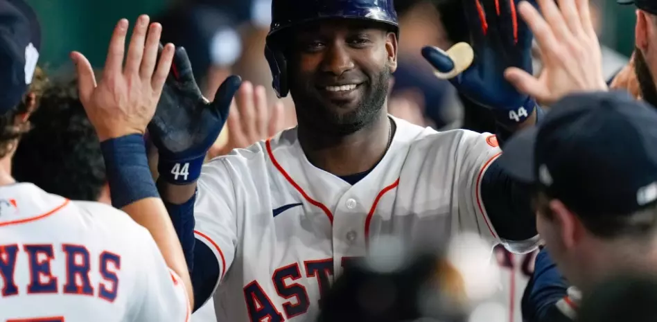 Yordan Álvarez da jonrón con bases llenas y los Astros aplastan 13-2 a Atléticos