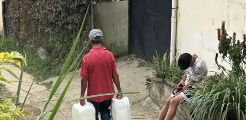 Kilómetros cargando agua: la odisea de vivir en Medellín sin un suministro cerca