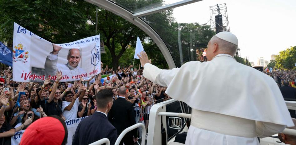 Papa León pide acabar con narrativas divisivas y polarizantes en su primer día en España