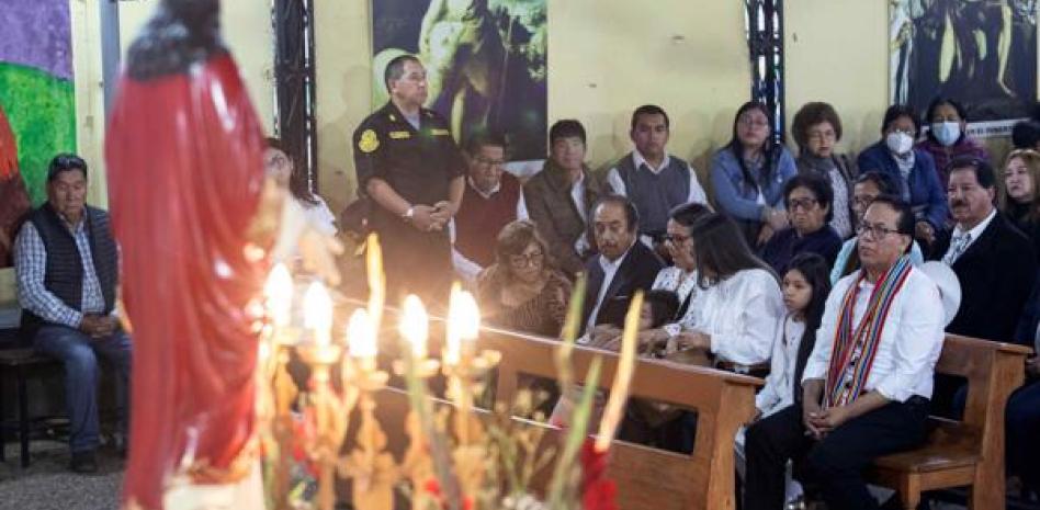 Perú inicia segunda vuelta electoral; Sánchez asiste a misa y pide un "voto de conciencia"
