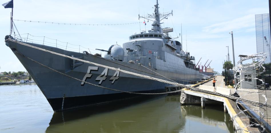 Buque de la Marina de Brasil permanece frente al Puente Flotante