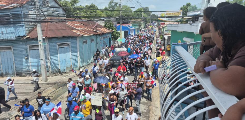 Miles de personas marchan en Barahona en defensa del medioambiente y por obras para el suroeste