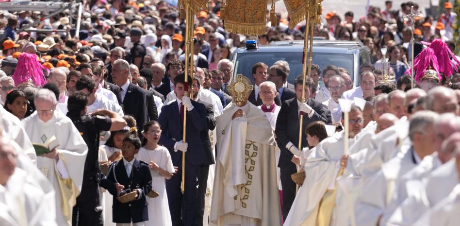 El papa oficia una misa ante más de 1,2 millones de fieles en Madrid