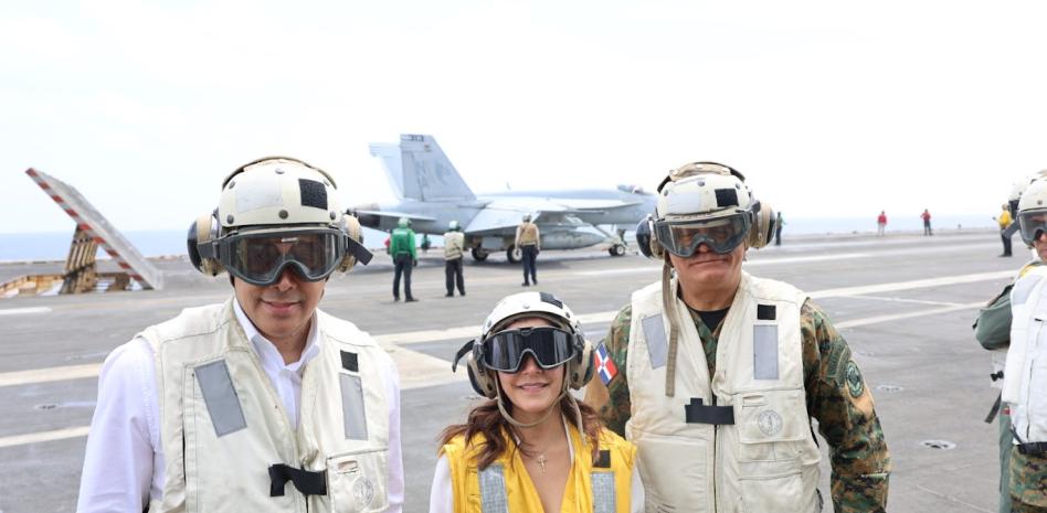 Autoridades dominicanas junto a embajadora Leah Campos visitan portaaviones de Estados Unidos