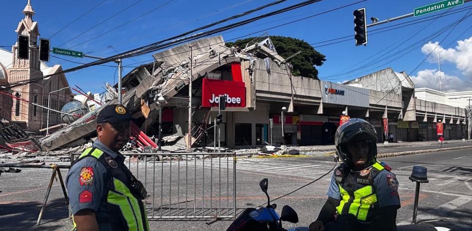 Un fuerte terremoto de magnitud 7,8 sacude Filipinas y Japón emite alerta por tsunami