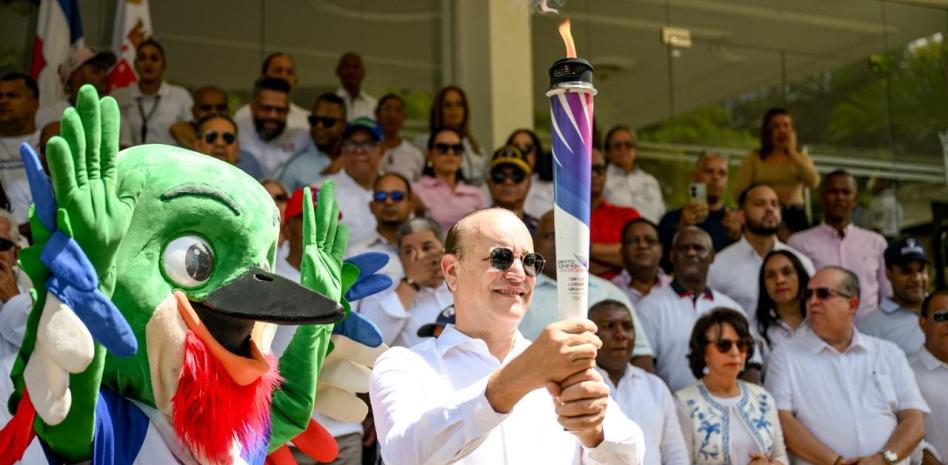 Alcalde Ulises Rodríguez recibe en Santiago la antorcha de Santo Domingo 2026