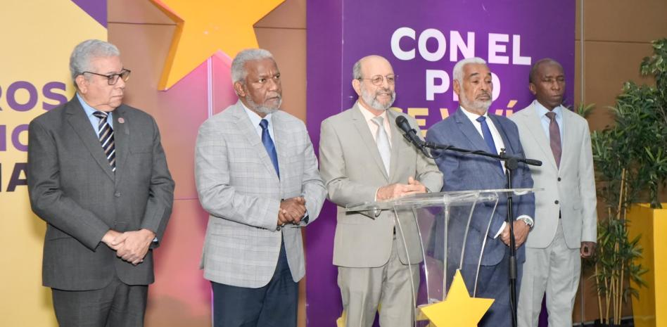 PLD dice es de "baja calidad" el calzado escolar que licita el Inabie para nuevo año escolar