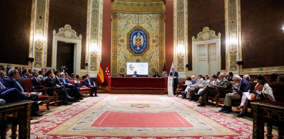 Leonel Fernández y Felipe González piden alianzas en Iberoamérica ante el "caos mundial"